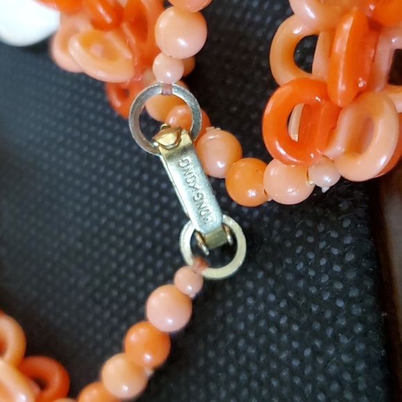 VINTAGE AVON CORAL COLOR PLASTIC BEADS NECKLACE - Picture 4 of 4